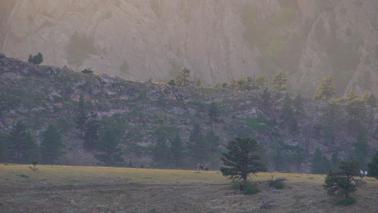 motociclista montando en las montañas de colorado