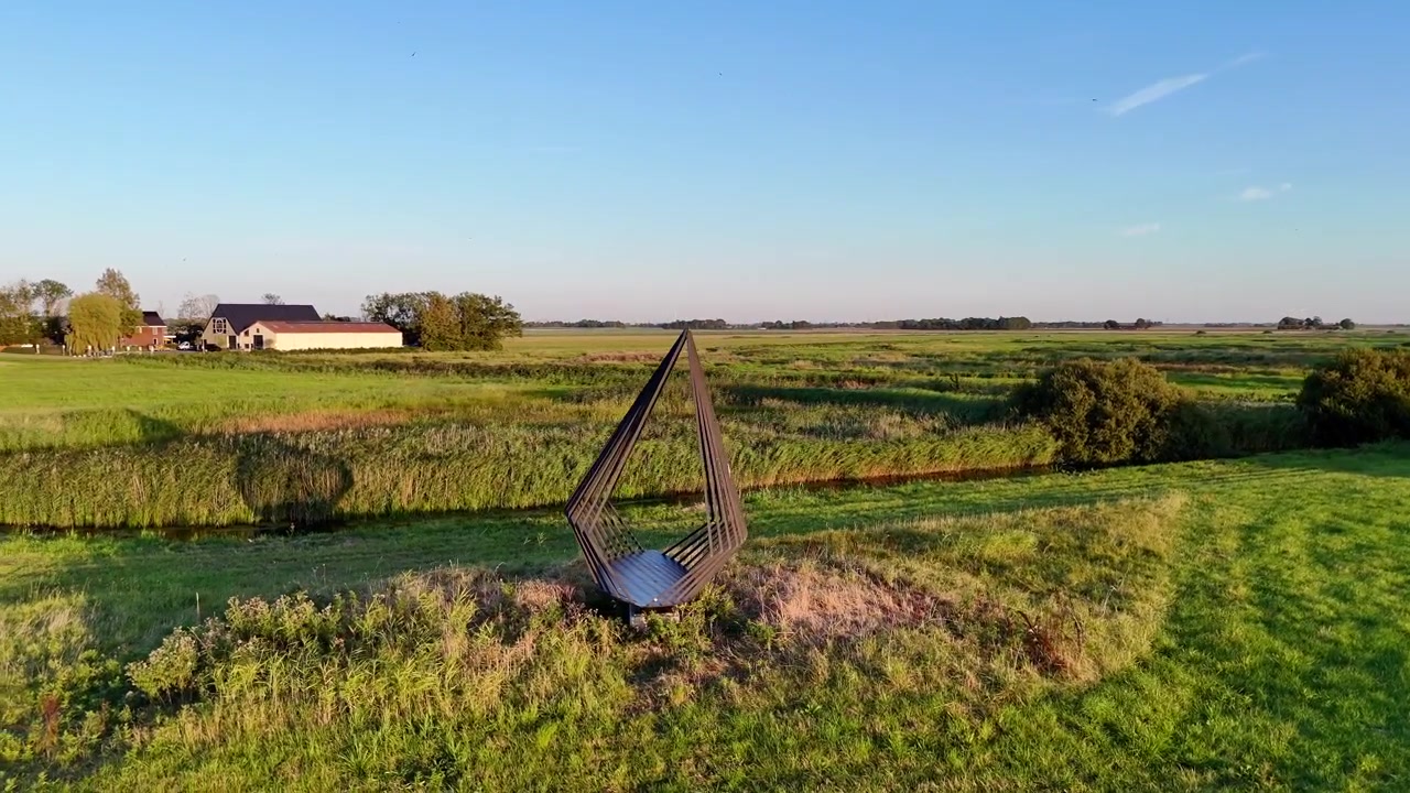 Una ripresa panoramica con drone che cattura la storica ex isola di Schokland nei Paesi Bassi in una giornata luminosa e soleggiata. Monumento di Schokkers, dedicato alle persone morte sull'isola. Ripresa rotante