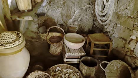utensilio antiguo de estilo de vida rural en una de las casas de pueblo de mangiapane en el pueblo de custonaci en sicilia, italia