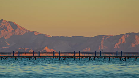 Lapso-De-Tiempo-Mar-Rojo-Montañas-Sinaí-Muelle-Sobre-El-Agua-Transición-De-Día-A-Noche