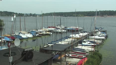 Marina-Mit-Segeln-Und-Booten-Am-Wannsee-In-Berlin,-Deutschland