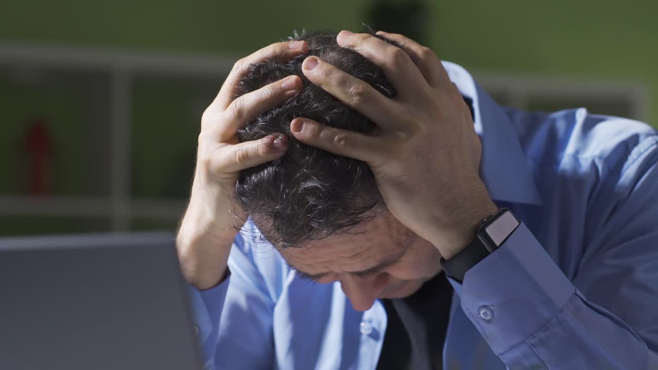 trabajador nervioso y estresado de la oficina en casa.