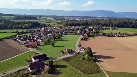 Szenischer-Drohnenflug-über-Ländliche-Kräiligen-Bei-Bätterkinden-Am-Eingang-Zum-Emmental-In-Der-Schweiz