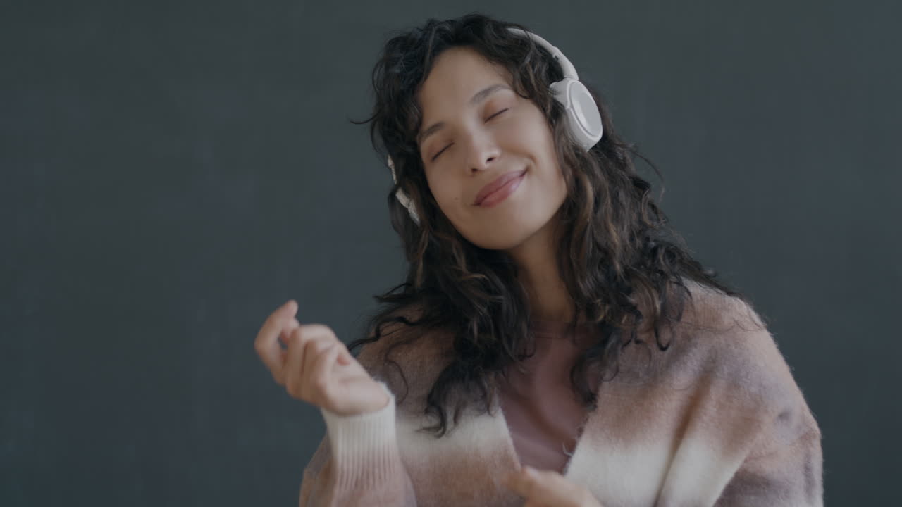 mujer disfrutando de música con auriculares