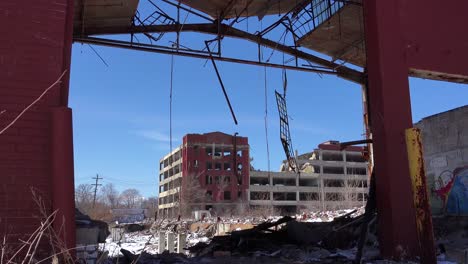 antigua fábrica de automóviles deteriorada y destruida cerca de detroit, michigan