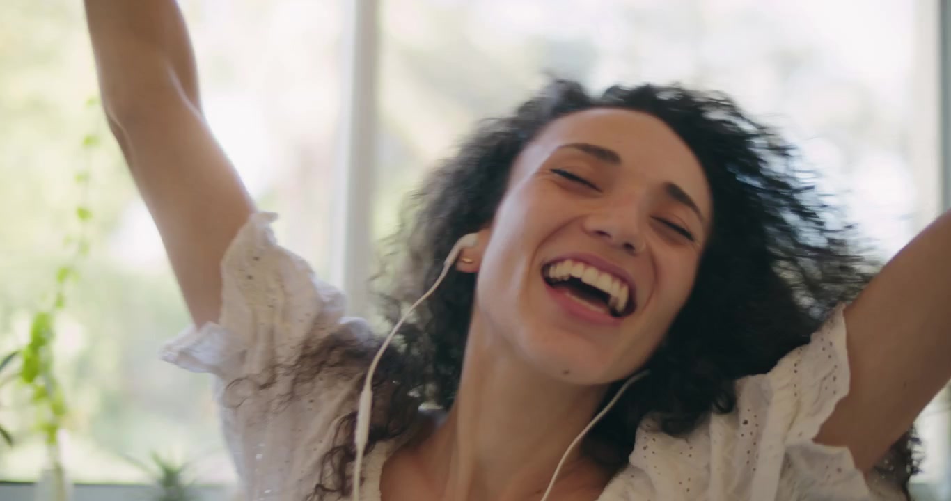 Mujer feliz cantando y bailando