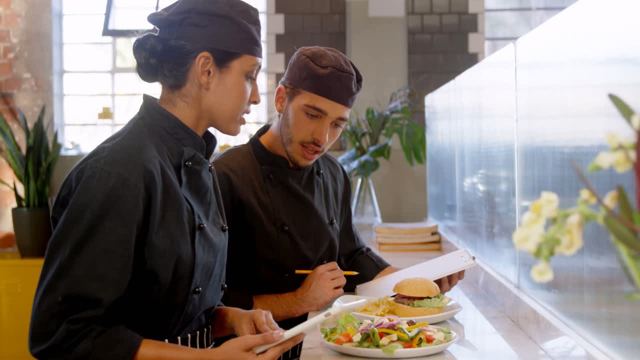 chef masculino y femenino interactuando entre sí 4k