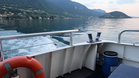 Ferry-Del-Lago-Iseo-Navegando-En-Un-Tranquilo-Día-De-Verano-En-Lombardía,-Italia