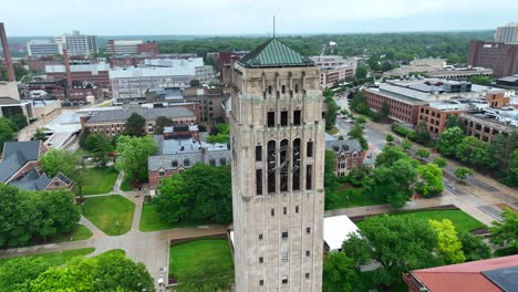 la torre conmemorativa de la universidad de michigan burton con el avión no tripulado de ataque hawk