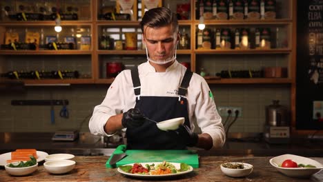 el chef preparando un plato delicioso
