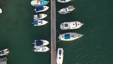 Vogelperspektive-Auf-Kleine-Boote,-Die-In-Tropischen-Gewässern-Angedockt-Sind