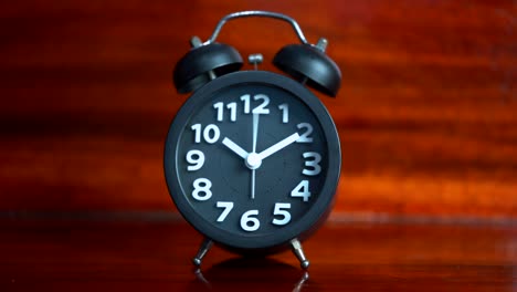 despertador negro en la hora del descanso