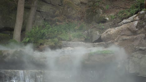 el vapor de agua bajo la cascada, el agua que fluye.