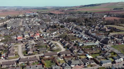 Vista-Aérea-De-La-Ciudad-Escocesa-De-Laurencekirk-En-Un-Soleado-Día-De-Primavera,-Aberdeenshire,-Escocia