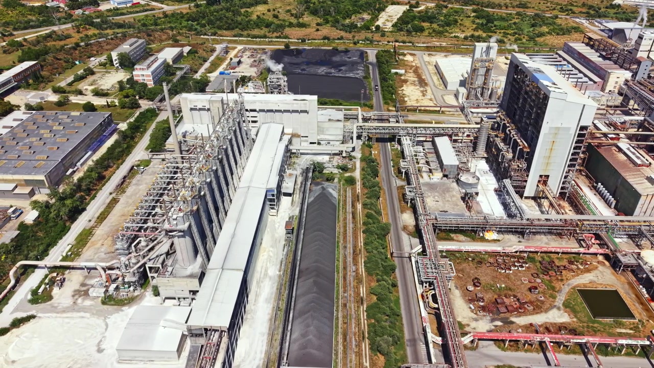 Vista aerea di una zona industriale con fabbriche e magazzini durante le ore diurne.