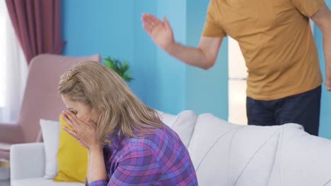 la mujer está enojada con el error de su marido. él trata de averiguar por qué.