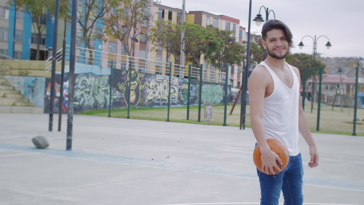 joven practicando baloncesto