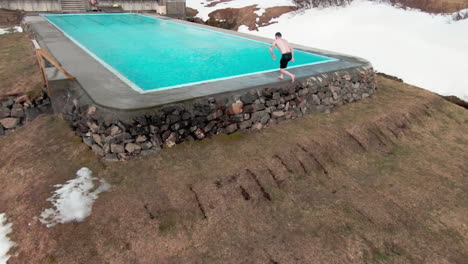 Hombre-Caucásico-Corriendo-Y-Saltando-A-La-Piscina-Caliente-Al-Aire-Libre