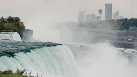 Las-Famosas-Cataratas-Del-Niágara,-Al-Fondo-Se-Pueden-Ver-Edificios-En-La-Costa-Canadiense