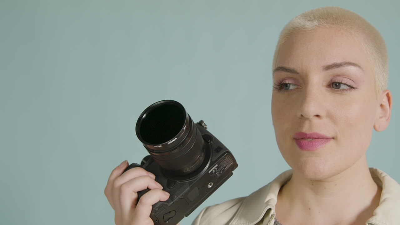 dslr 카메라로 사진 작가 포즈 03