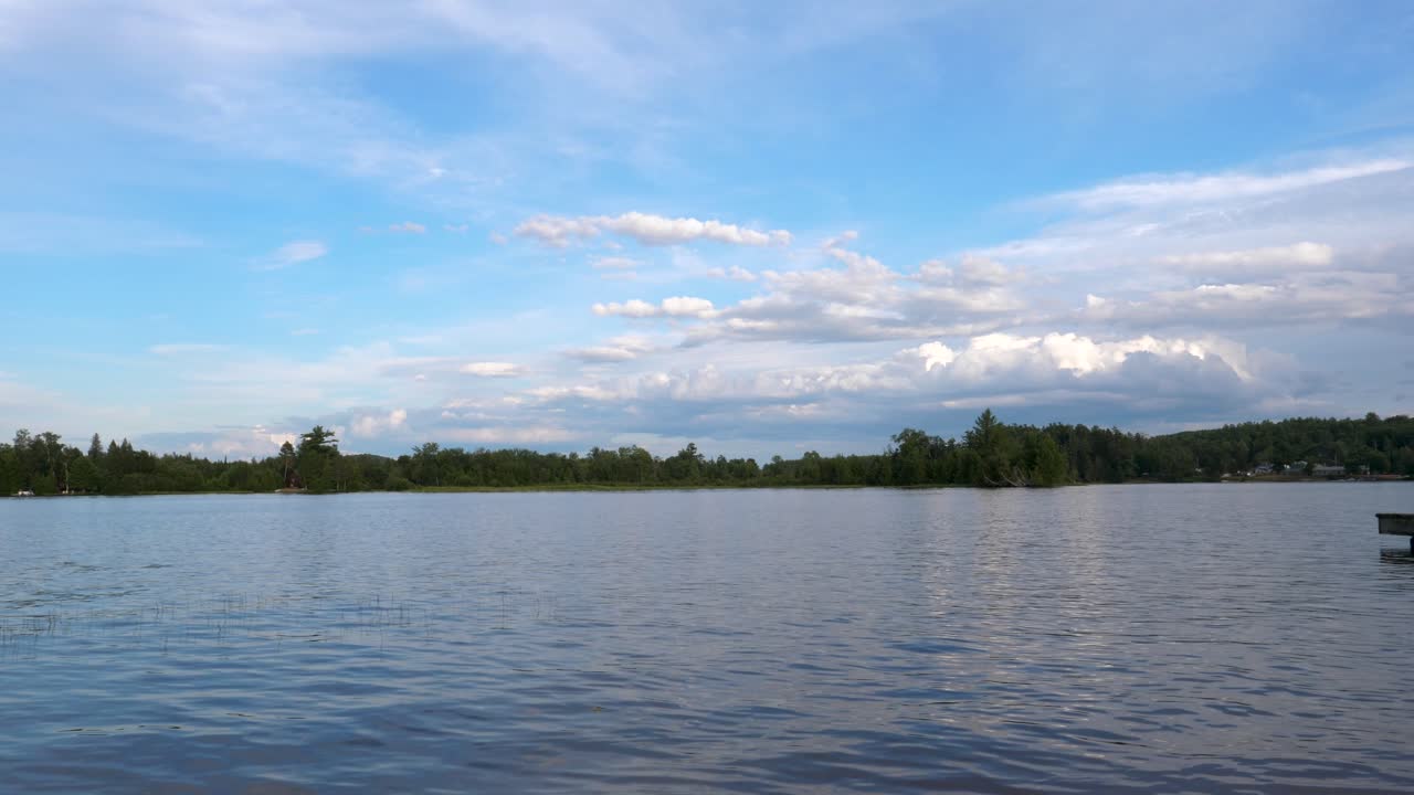 웅장한 호수 풍경 - 나무가 늘어선 호수 위에 푹신한 구름이 있는 아름다운 푸른 하늘 - 화창한 여름날 60fps