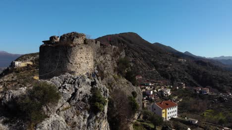Alte-Burg-Auf-Felsformation-Mit-Steinmauern-Und-Turm-In-Petrela,-Albanien