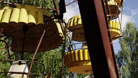 cestas amarillas de noria en pripyat, vista inclinada hacia arriba