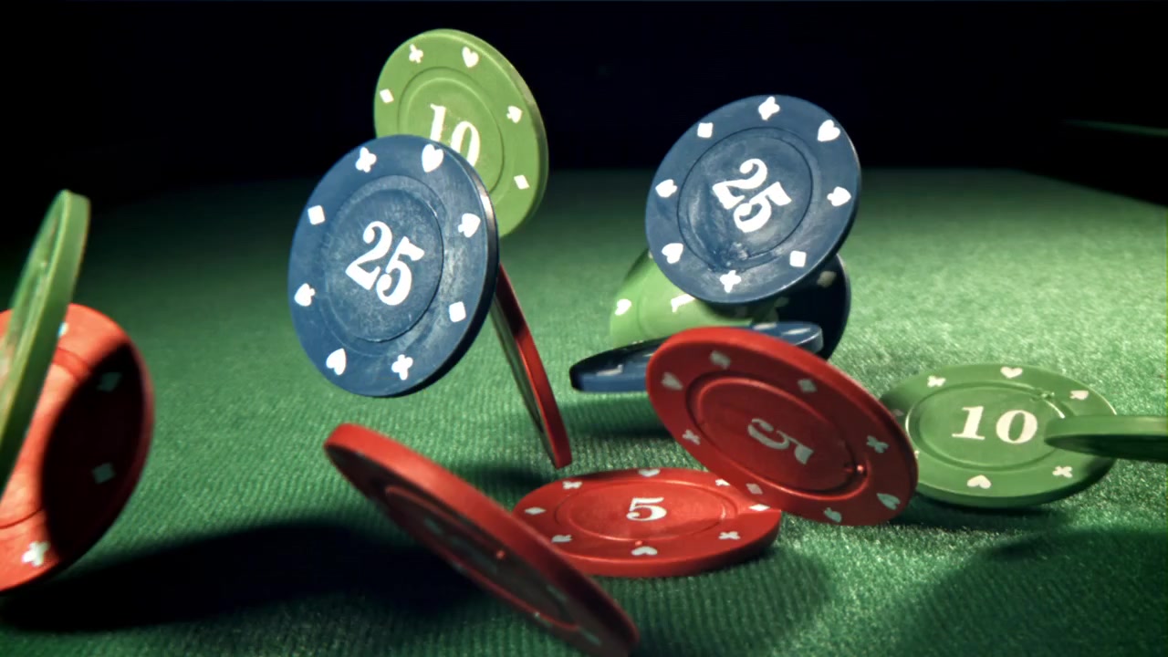 Movimento rallentato di fiches da poker che cadono su un tavolo da casinò verde