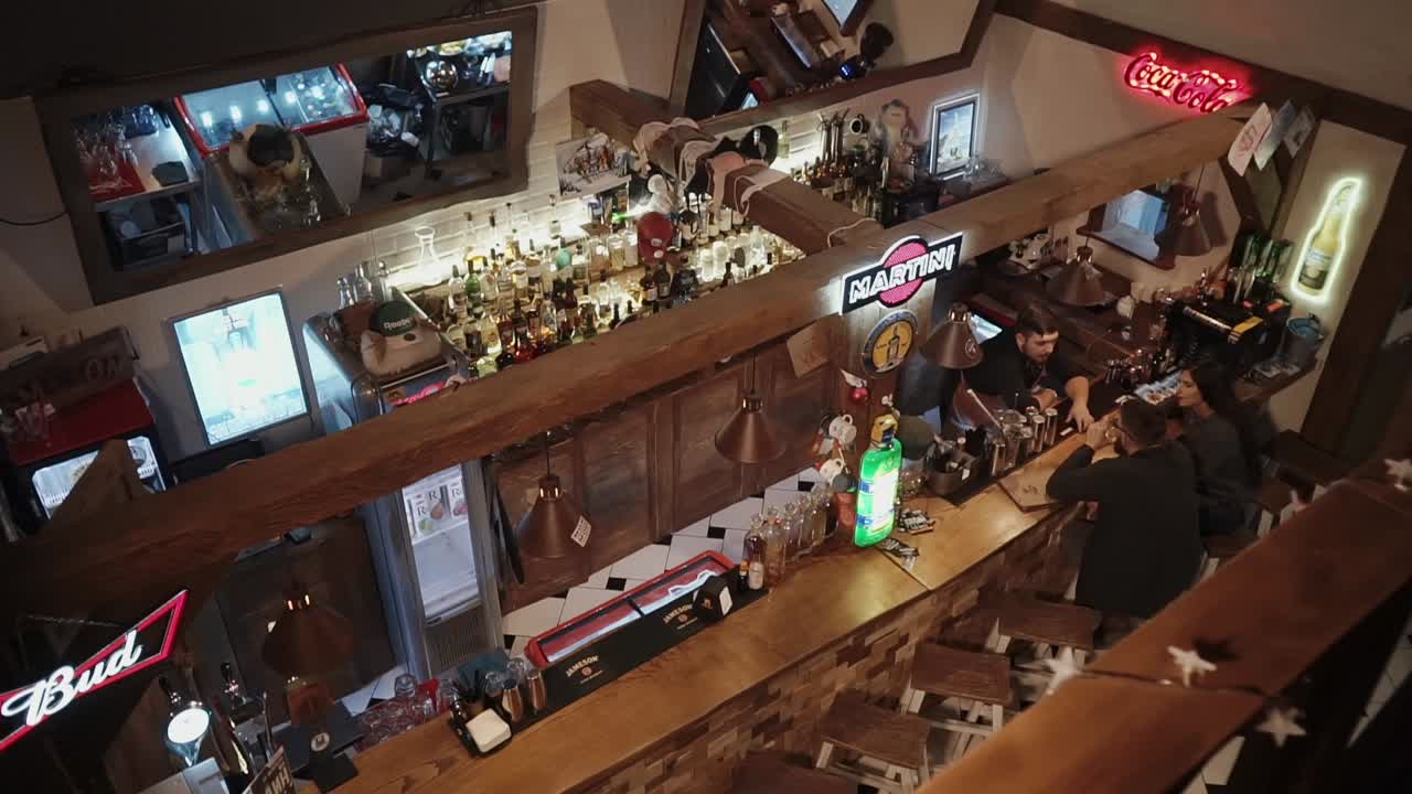 세련된 목조 바 인테리어