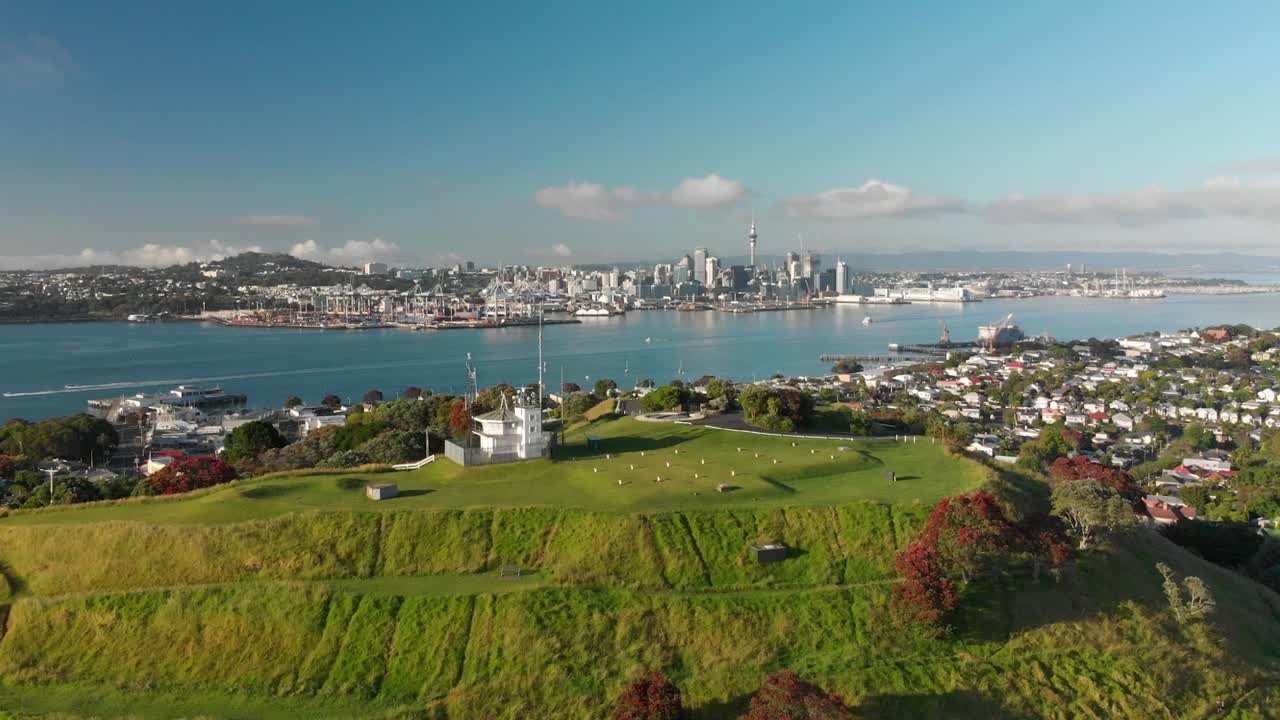 slowmo - 오클랜드 스카이라인을 배경으로 빅토리아 산 상공 비행, 뉴질랜드