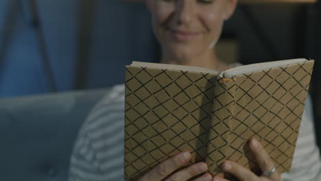 mujer leyendo un libro en casa