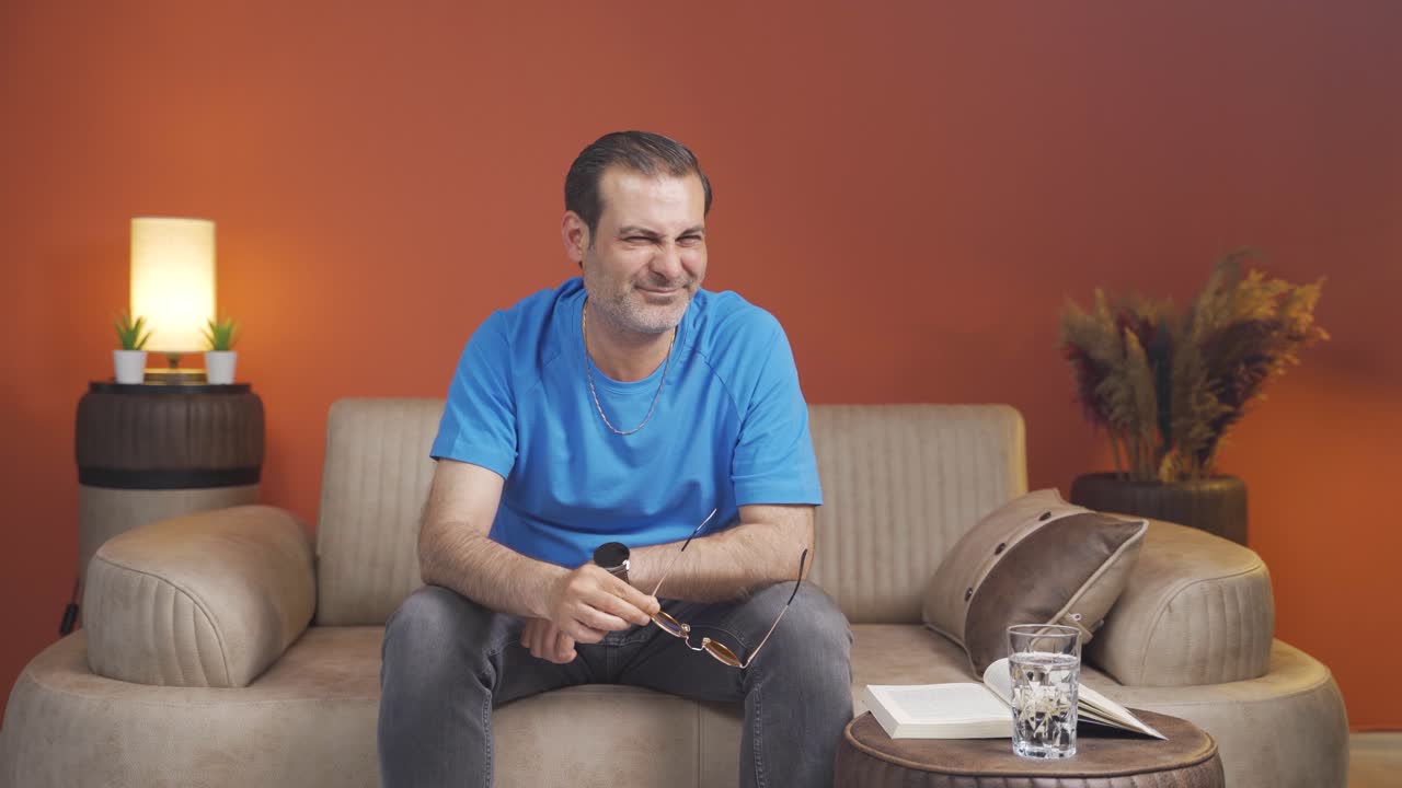 el hombre está disgustado.