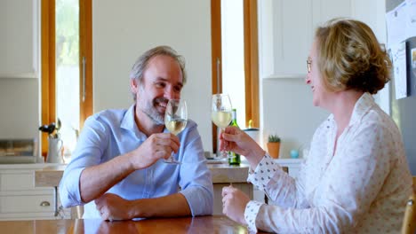 Couple-toasting-glasses-of-champagne-in-kitchen-4k