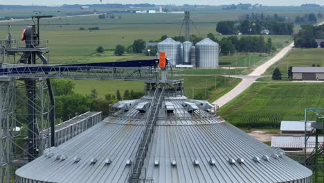 le haut d'une poubelle d'ascenseur à grains métalliques