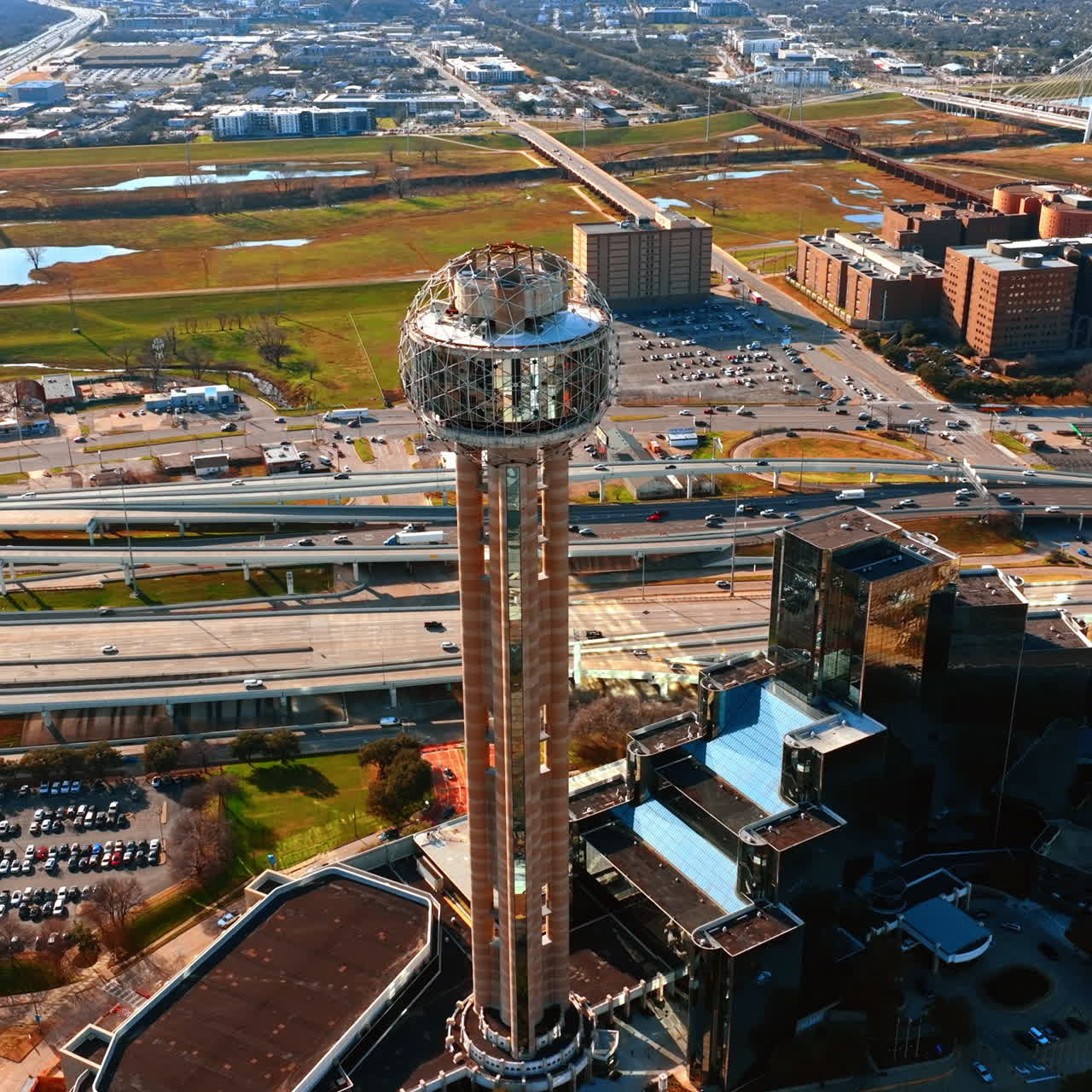 Reunion Tower Hotel i Dallas, Texas, USA. Hundredvis af biler bevæger sig på de mange veje og på byens parkeringspladser. Fugleperspektiv.