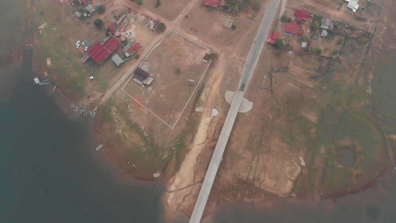 vista desde arriba del puente que cruza el río nam theun en laos, aérea