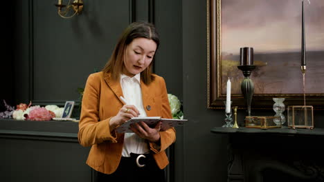 mujer asiática abriendo el cuaderno