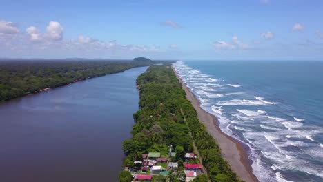 vista aérea de drones de los canales de tortuguero en costa rica