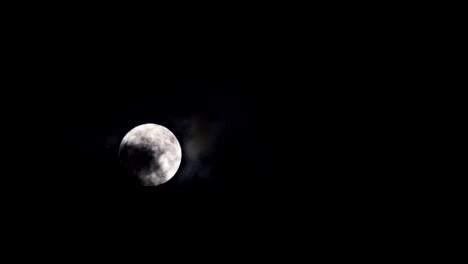 misterioso cielo nocturno con la silueta de un avión de pasajeros volando sobre la luna llena de la noche.
