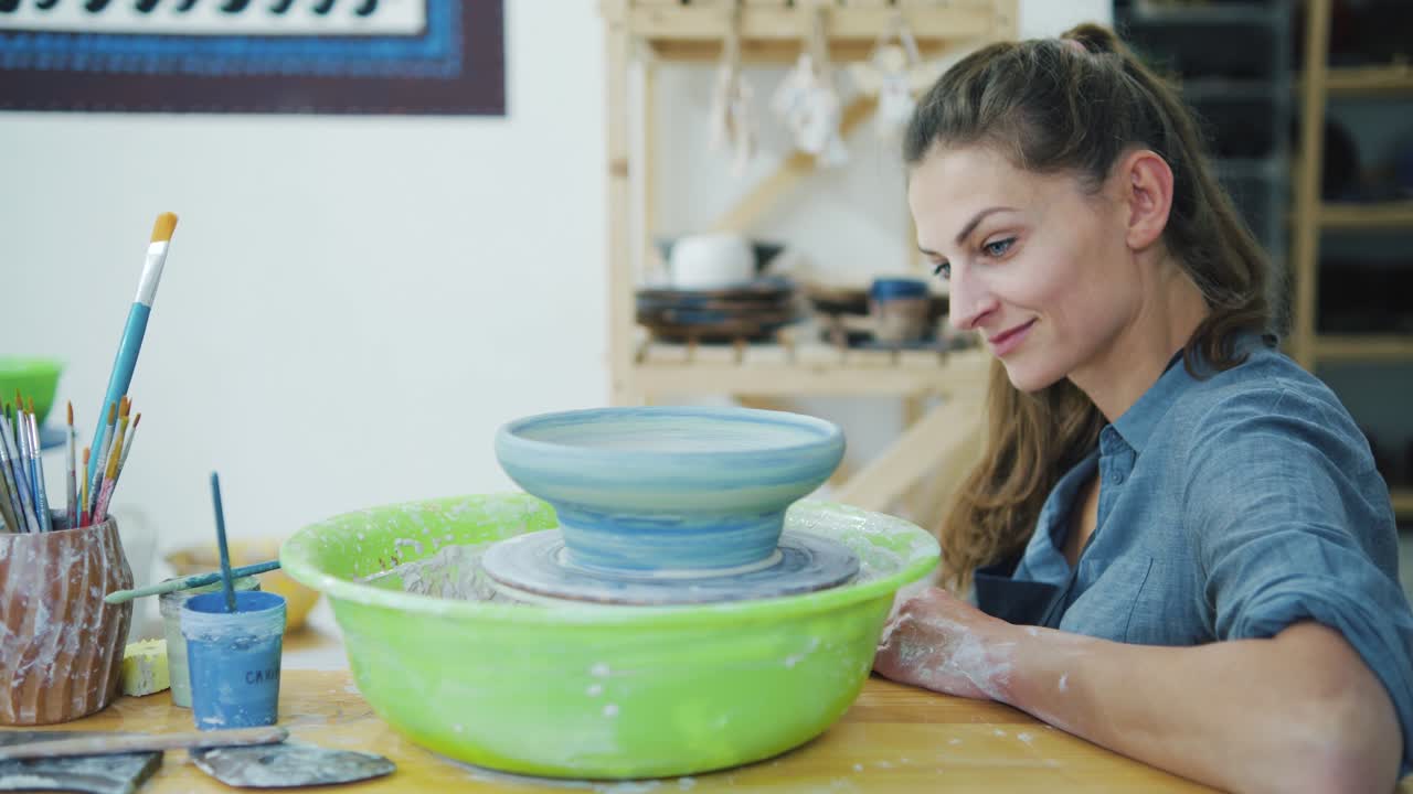 la chica dibuja patrones en los platos.