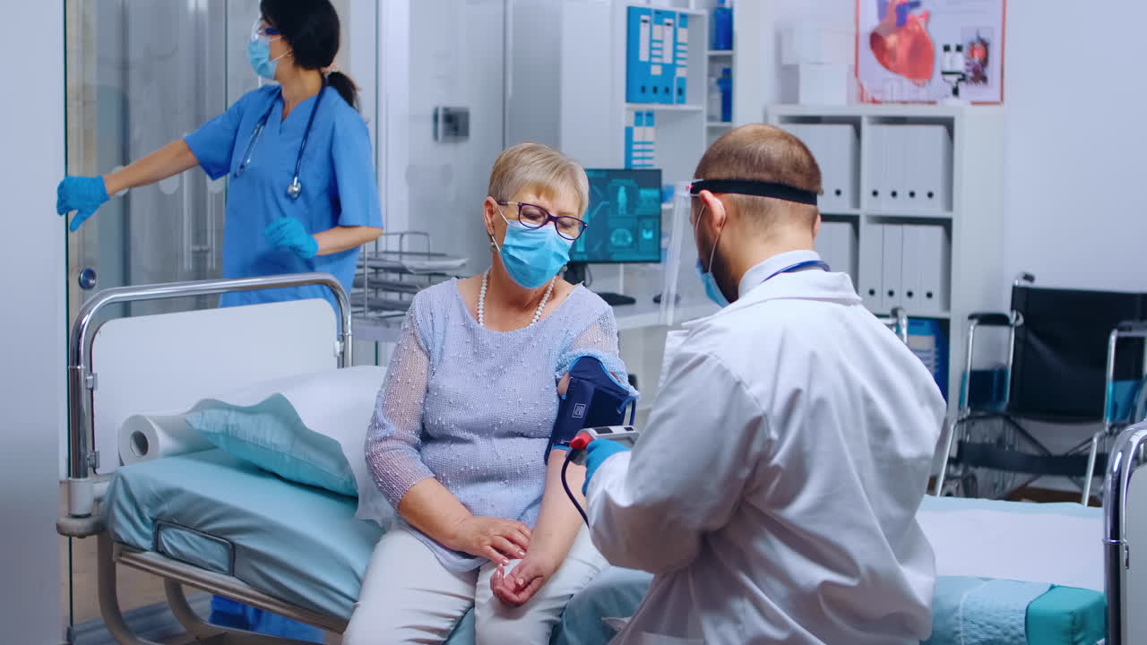 médico que examina al paciente con hipertensión