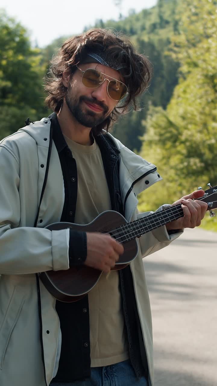 Mann spielt Ukulele im Freien