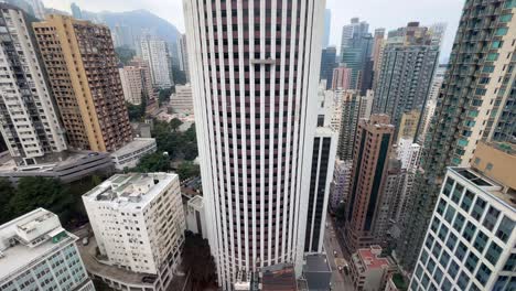 los rascacielos de la jungla de hormigón densamente llenos en hong kong en un día sombrío