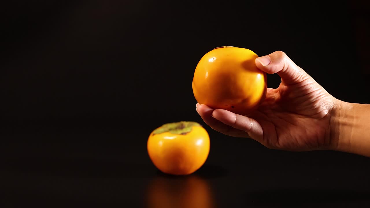 manos interactuando con la fruta del dragón en la mesa