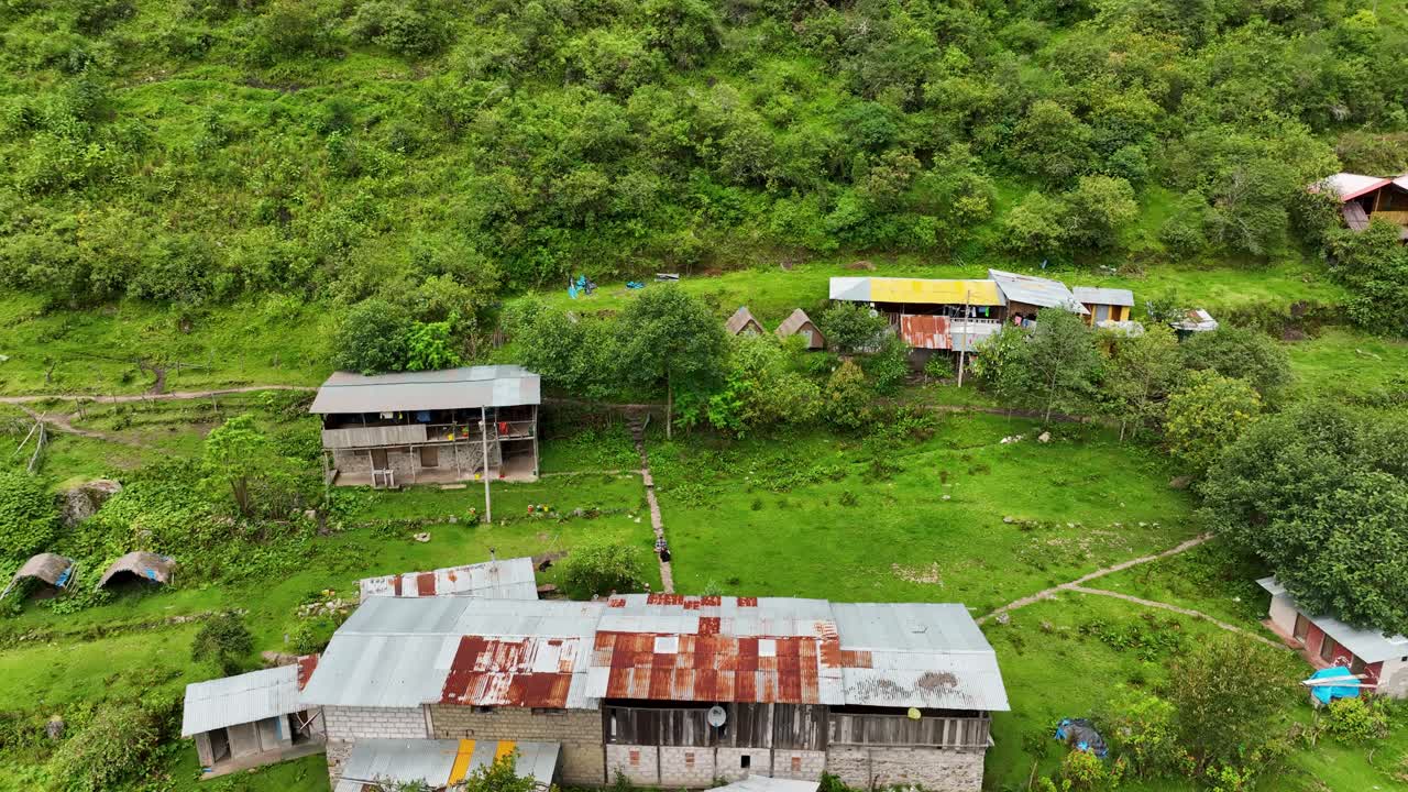 vista aérea de drones de un albergue, hostal, camping, hotel, cabaña en la ruta de senderismo a machu picchu, perú-1