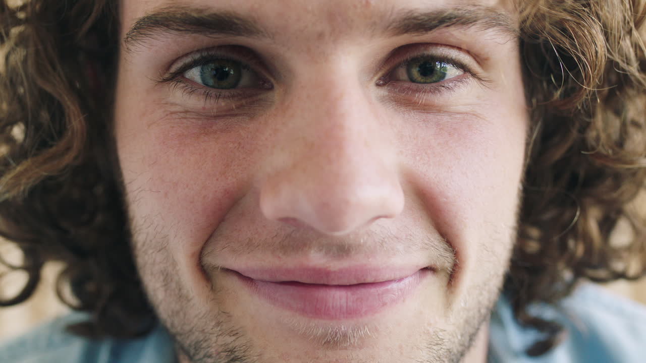 cara, sonrisa y feliz con un hombre guapo riendo