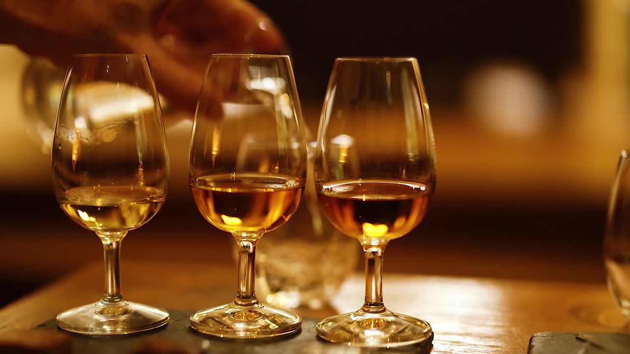 증류소 에서 위스키 를 잔 에 부어 넣는 것