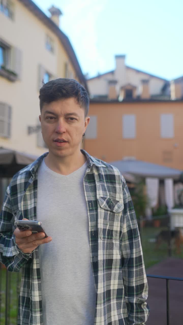 hombre usando un teléfono inteligente en una calle de la ciudad