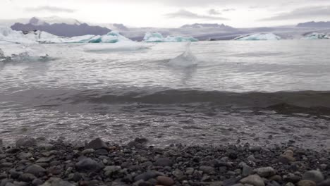 아이슬란드의 jokulsarlon glacier lagoon의 낮은 각도 뷰