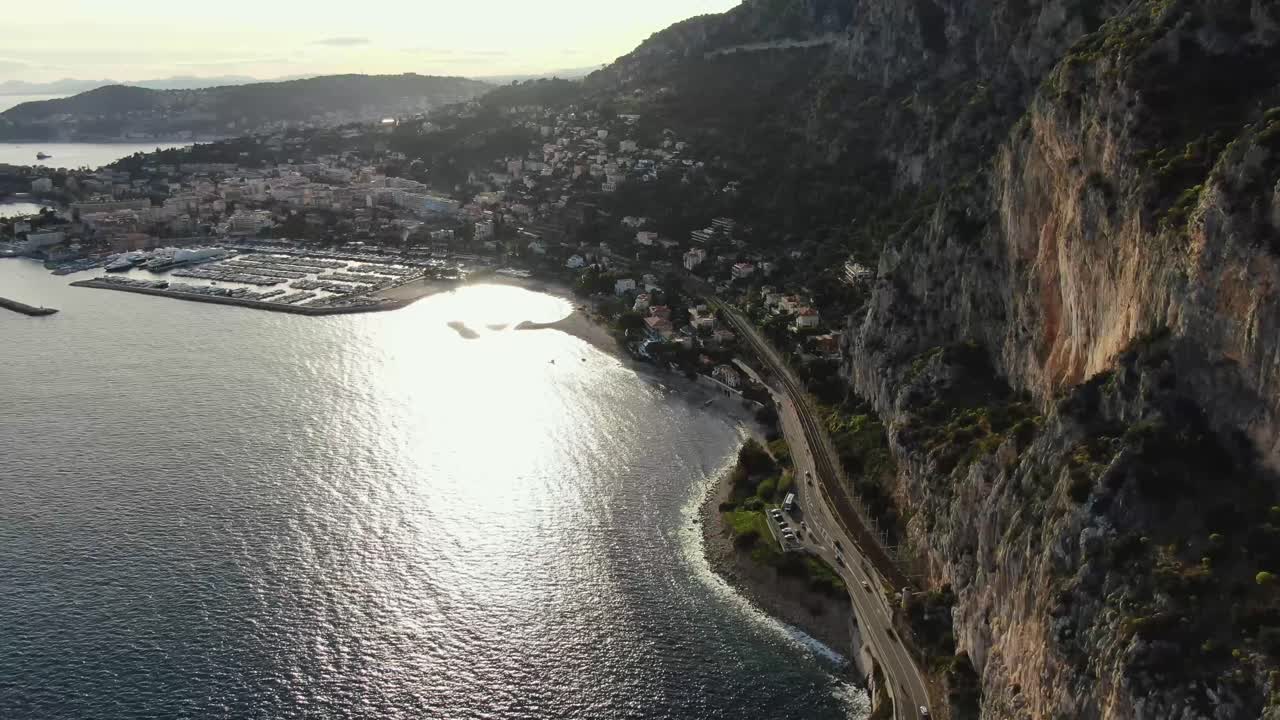 Veduta aerea dell'oceano a lato della strada